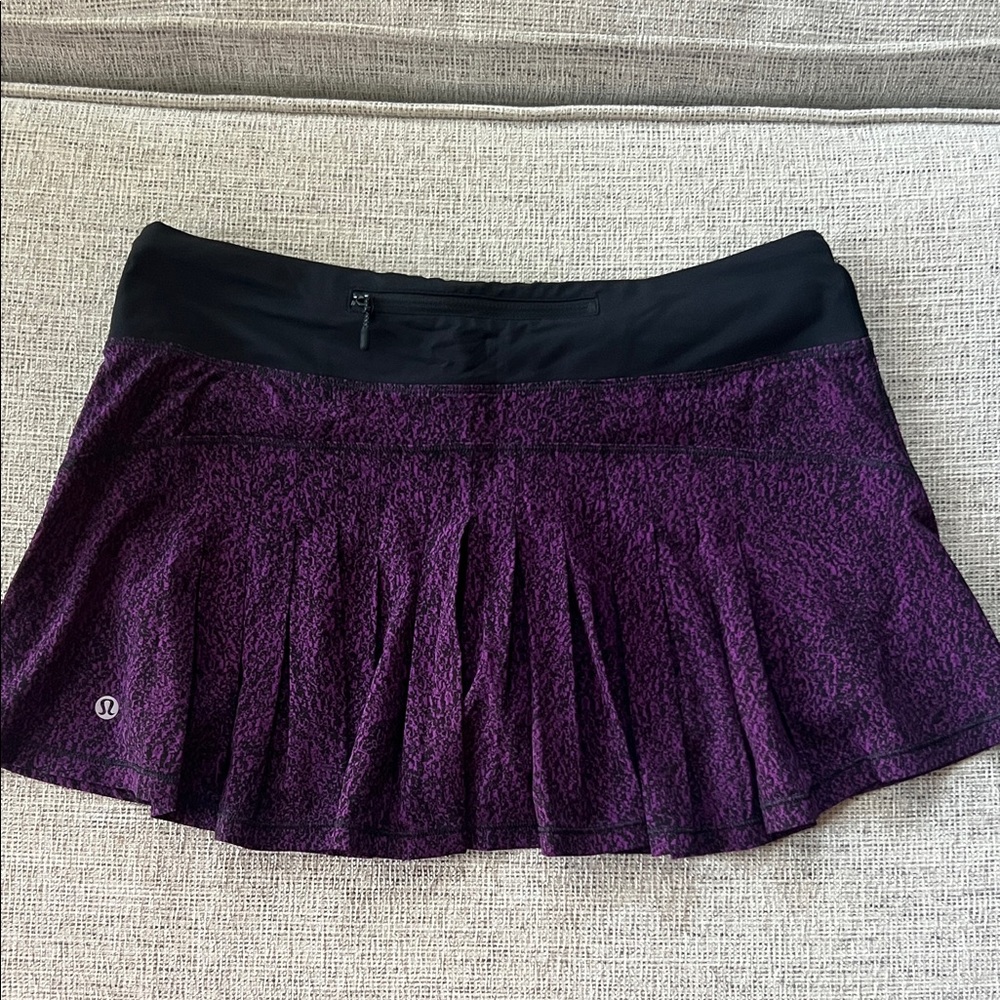 Lululemon pace rival with pleats in a back. Size 8. Purple/black